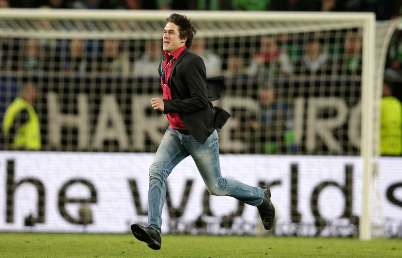 Illustration for article titled Elated Idiot On The Field Expresses The World's Feelings On Real Madrid's Loss